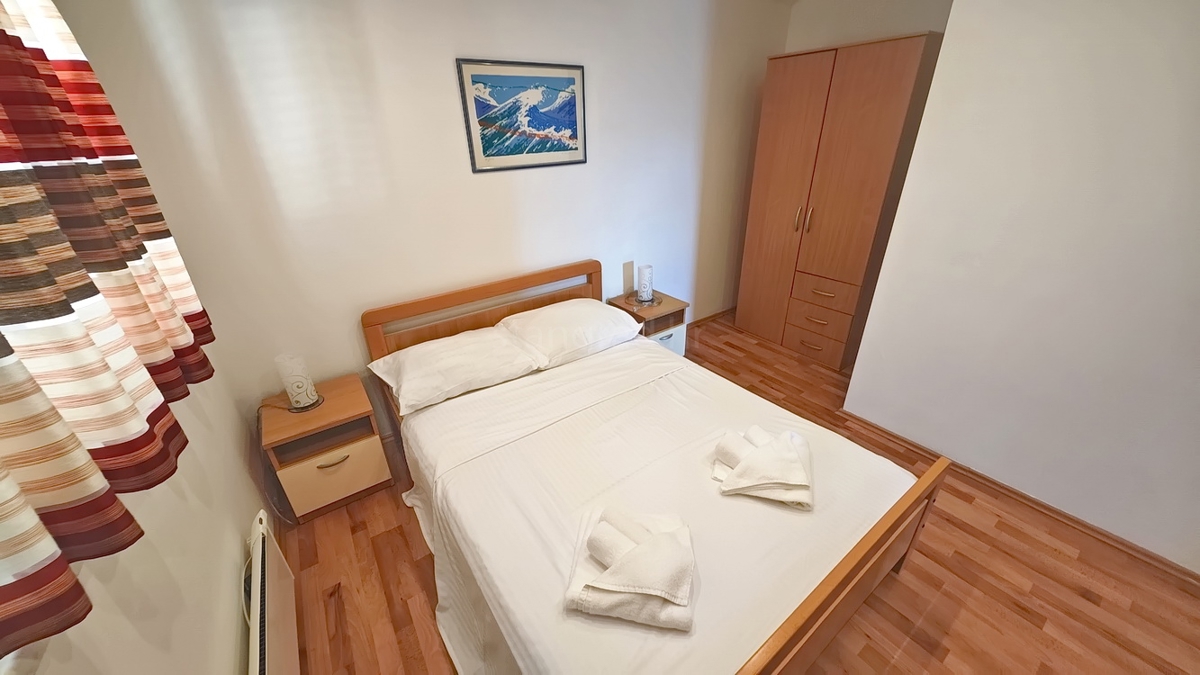 Njivice, polsamostojna hiša z dvema stanovanjskima enotama v bližini morja!