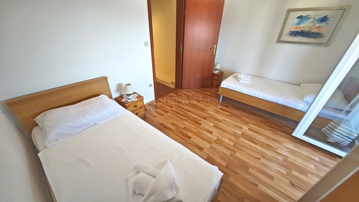 Njivice, polsamostojna hiša z dvema stanovanjskima enotama v bližini morja!