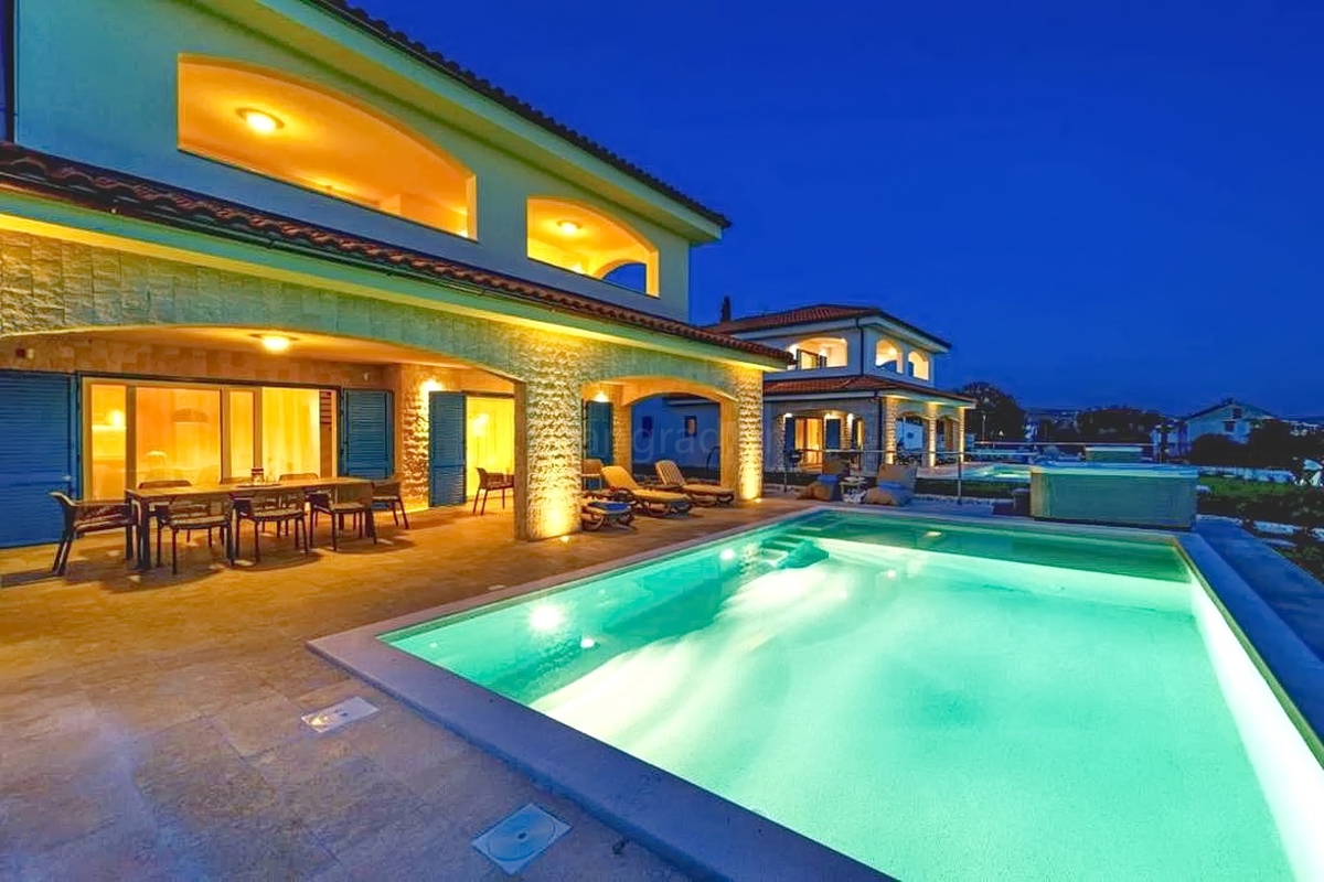 Malinska, luksuzna mediteranska vila z bazenom in pogledom na morje!