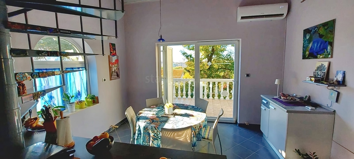 Omišalj, samostojna hiša s 4 apartmaji blizu plaže!