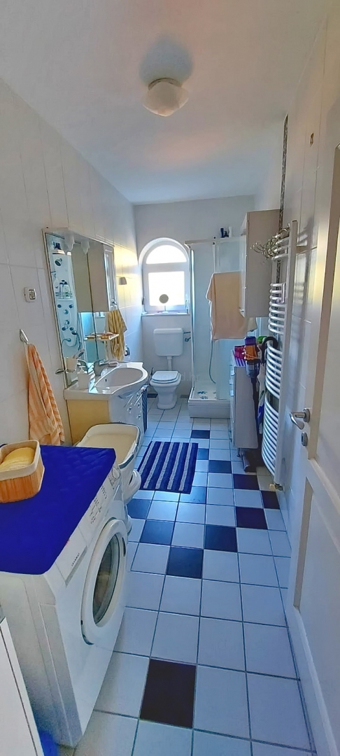 Omišalj, samostojna hiša s 4 apartmaji blizu plaže!