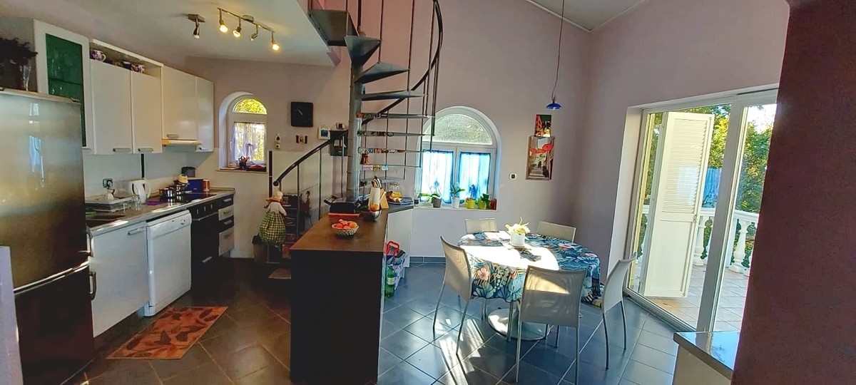 Omišalj, samostojna hiša s 4 apartmaji blizu plaže!