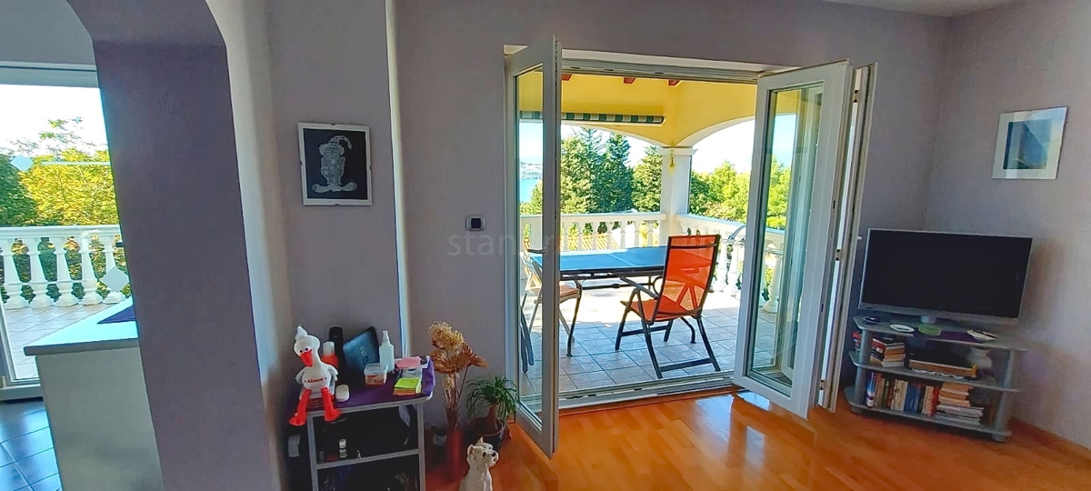 Omišalj, samostojna hiša s 4 apartmaji blizu plaže!