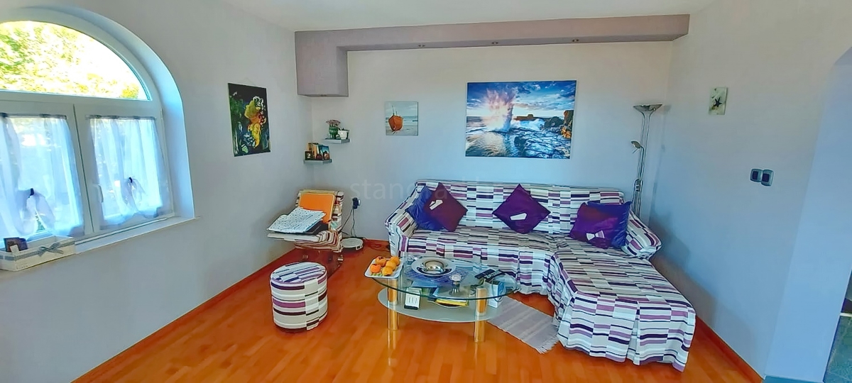 Omišalj, samostojna hiša s 4 apartmaji blizu plaže!