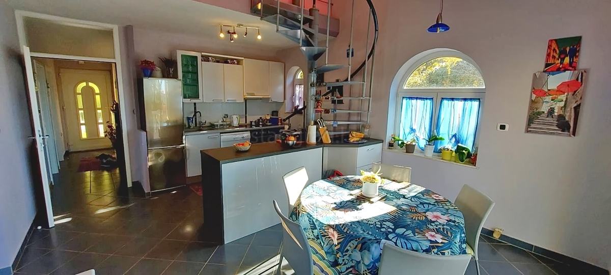 Omišalj, samostojna hiša s 4 apartmaji blizu plaže!