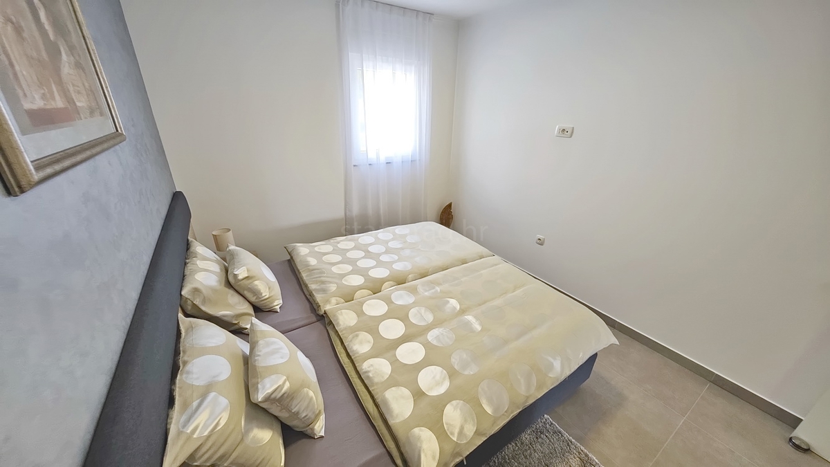 Zaliv Soline, opremljeno stanovanje v 1. nadstropju na odlični lokaciji!