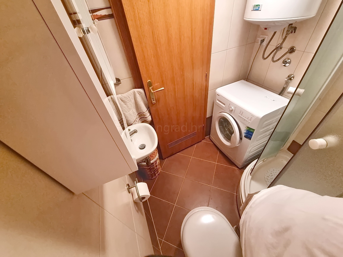 Omišalj, kamnita hiša z vrtom blizu centra in morja!