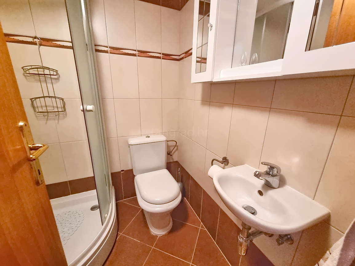 Omišalj, kamnita hiša z vrtom blizu centra in morja!