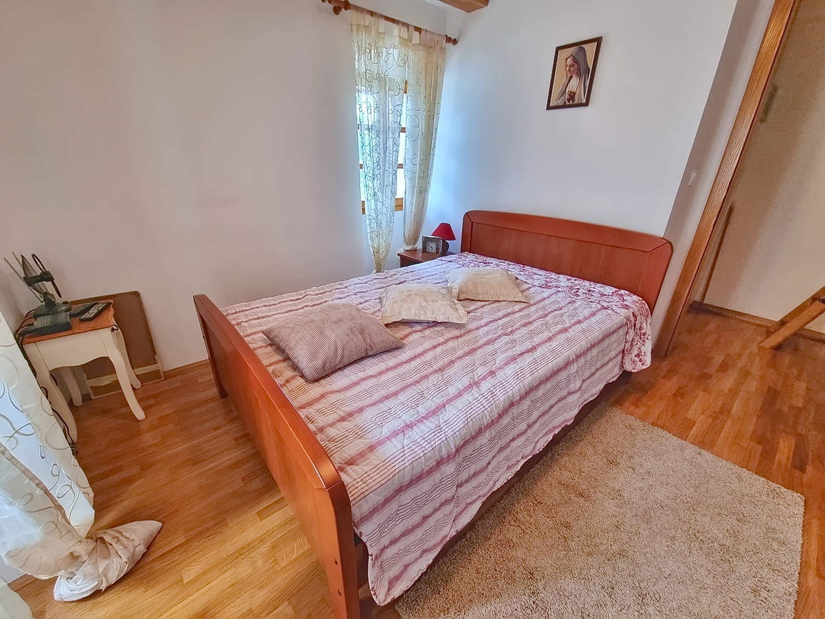 Omišalj, kamnita hiša z vrtom blizu centra in morja!