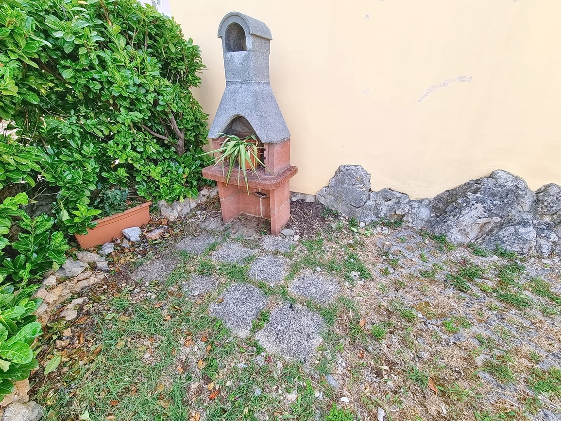 Omišalj, kamnita hiša z vrtom blizu centra in morja!