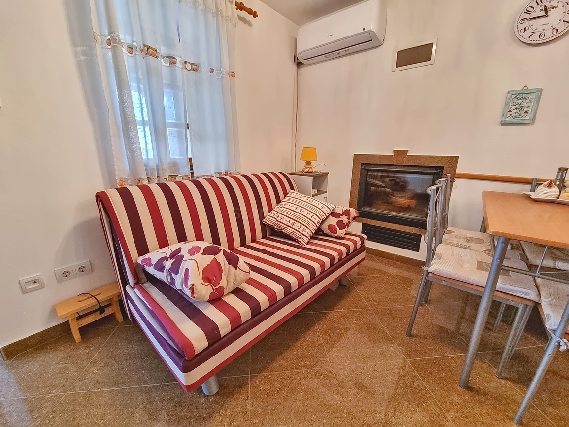Omišalj, kamnita hiša z vrtom blizu centra in morja!