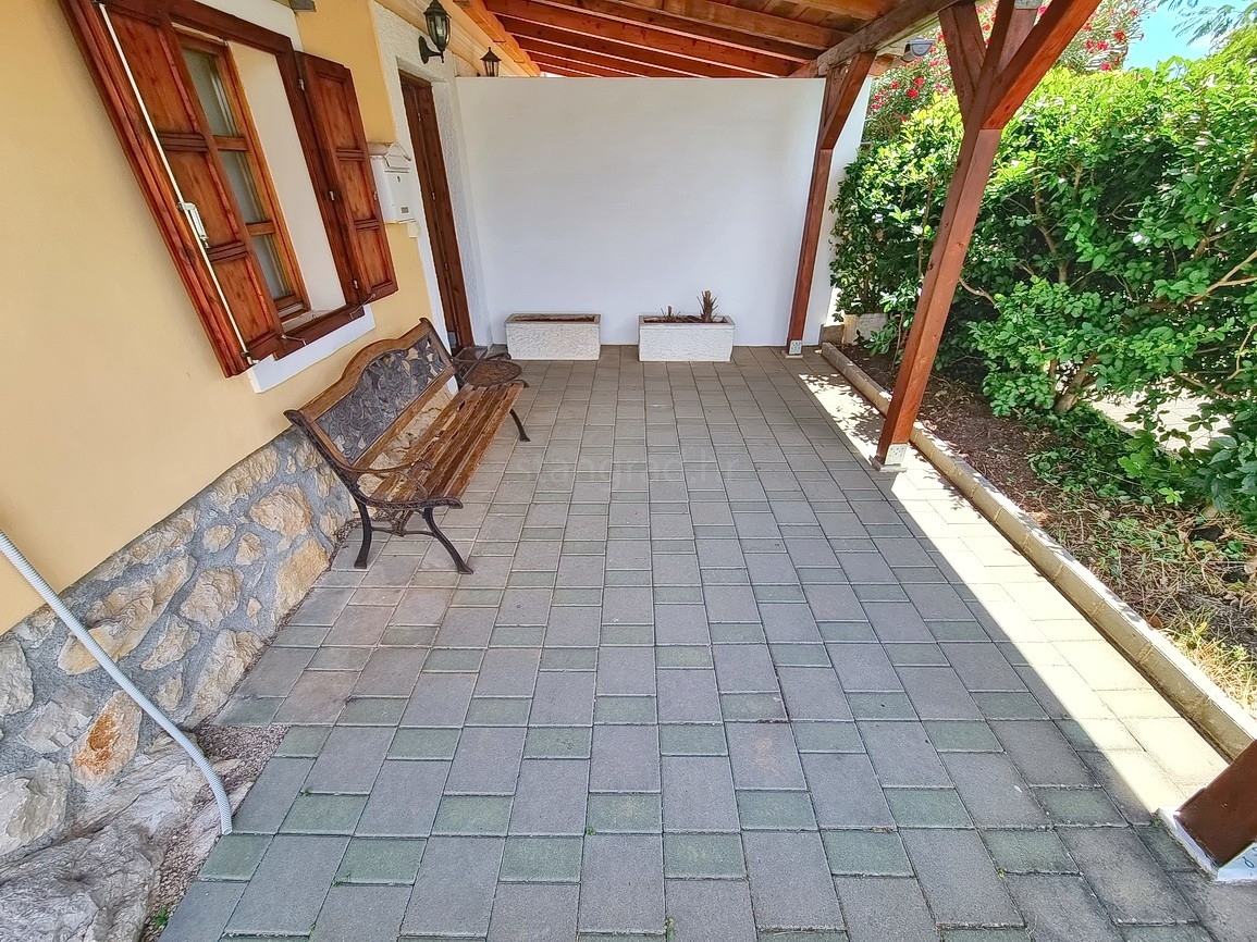 Omišalj, kamnita hiša z vrtom blizu centra in morja!
