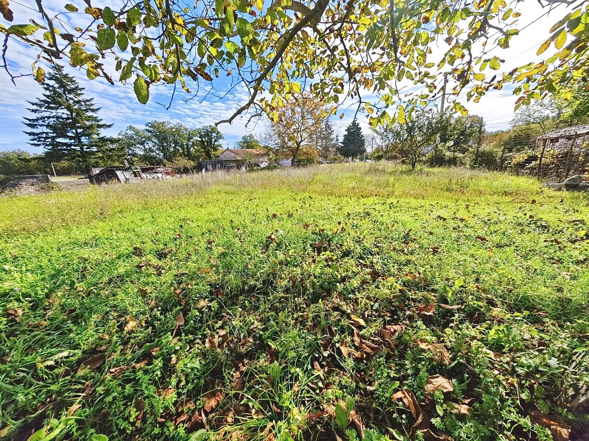 Dobrinj, pravilno zazidljivo zemljišče na mirni lokaciji!