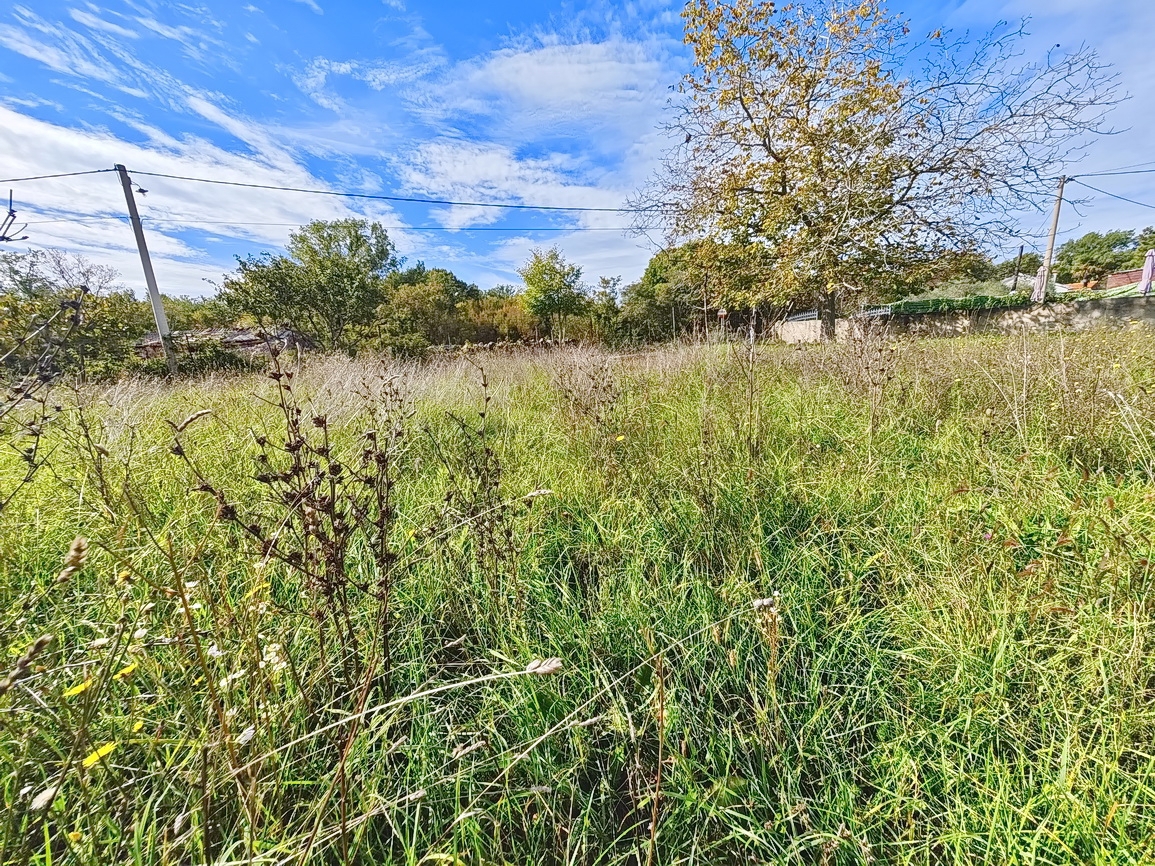 Dobrinj, pravilno zazidljivo zemljišče na mirni lokaciji!
