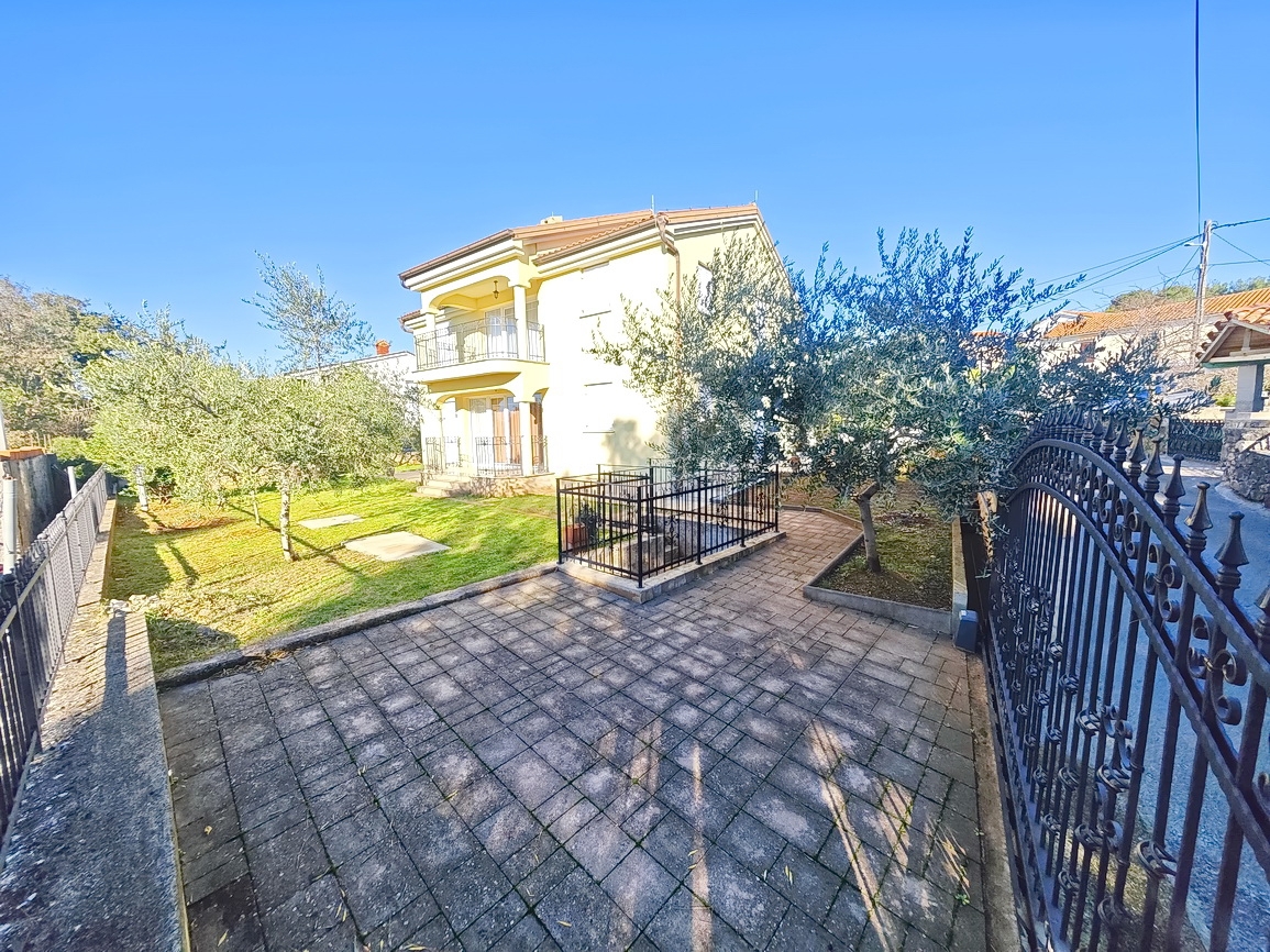 Malinska, samostojna hiša z več apartmaji na mirni lokaciji!