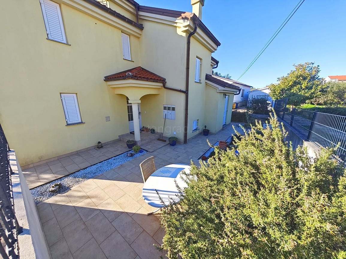 Malinska, samostojna hiša z več apartmaji na mirni lokaciji!