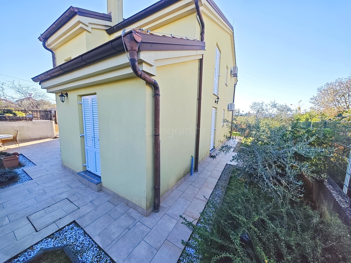 Malinska, samostojna hiša z več apartmaji na mirni lokaciji!