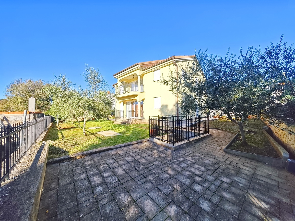 Malinska, samostojna hiša z več apartmaji na mirni lokaciji!