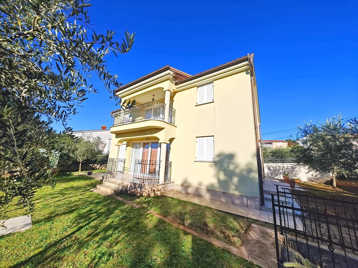 Malinska, samostojna hiša z več apartmaji na mirni lokaciji!