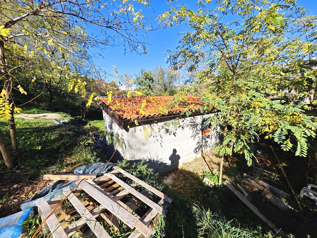 Baška, zazidljivo zemljišče z manjšo hišo na mirni lokaciji!