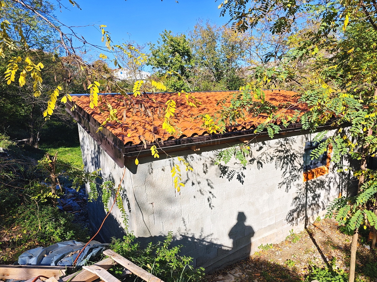 Baška, zazidljivo zemljišče z manjšo hišo na mirni lokaciji!