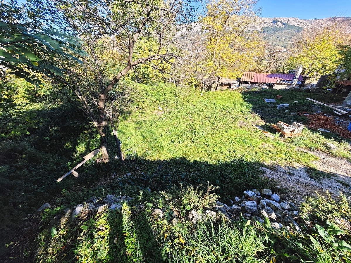 Baška, zazidljivo zemljišče z manjšo hišo na mirni lokaciji!