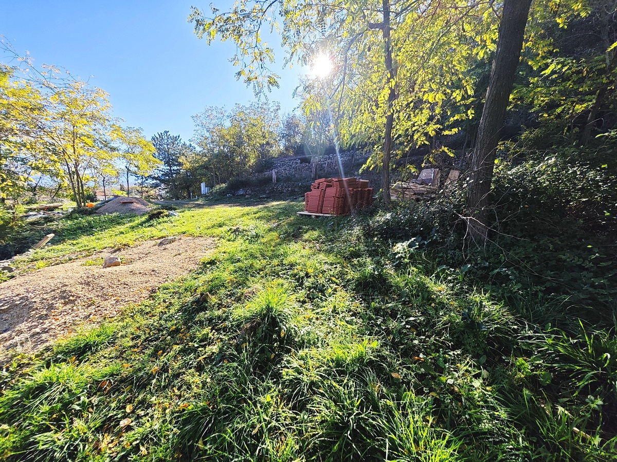 Baška, zazidljivo zemljišče z manjšo hišo na mirni lokaciji!