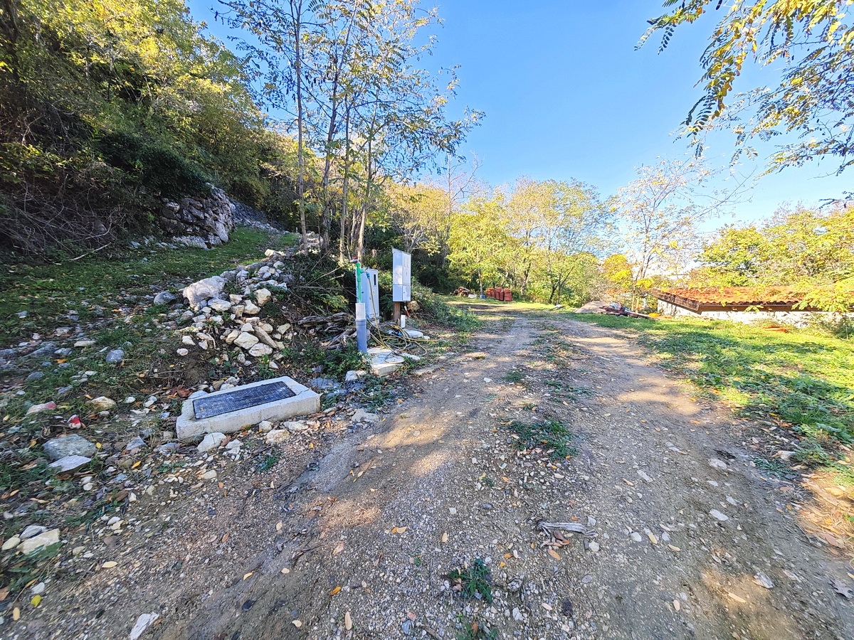 Baška, zazidljivo zemljišče z manjšo hišo na mirni lokaciji!