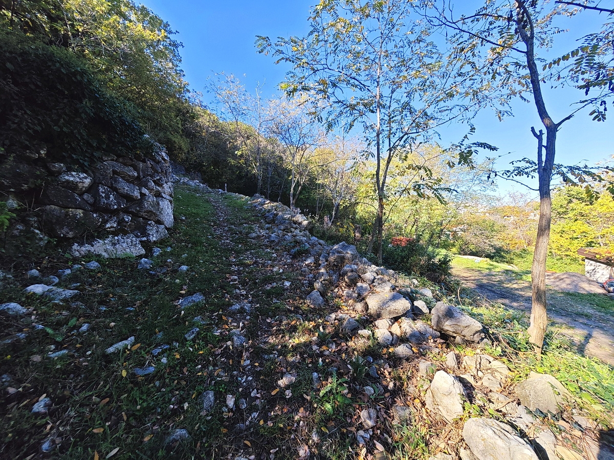 Baška, zazidljivo zemljišče z manjšo hišo na mirni lokaciji!