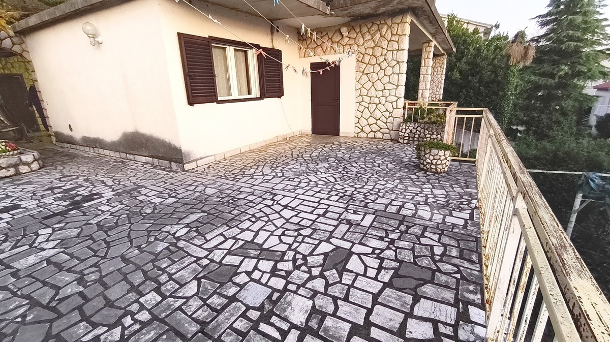 Crikvenica, trisobno stanovanje z dvema terasama in vrtom!