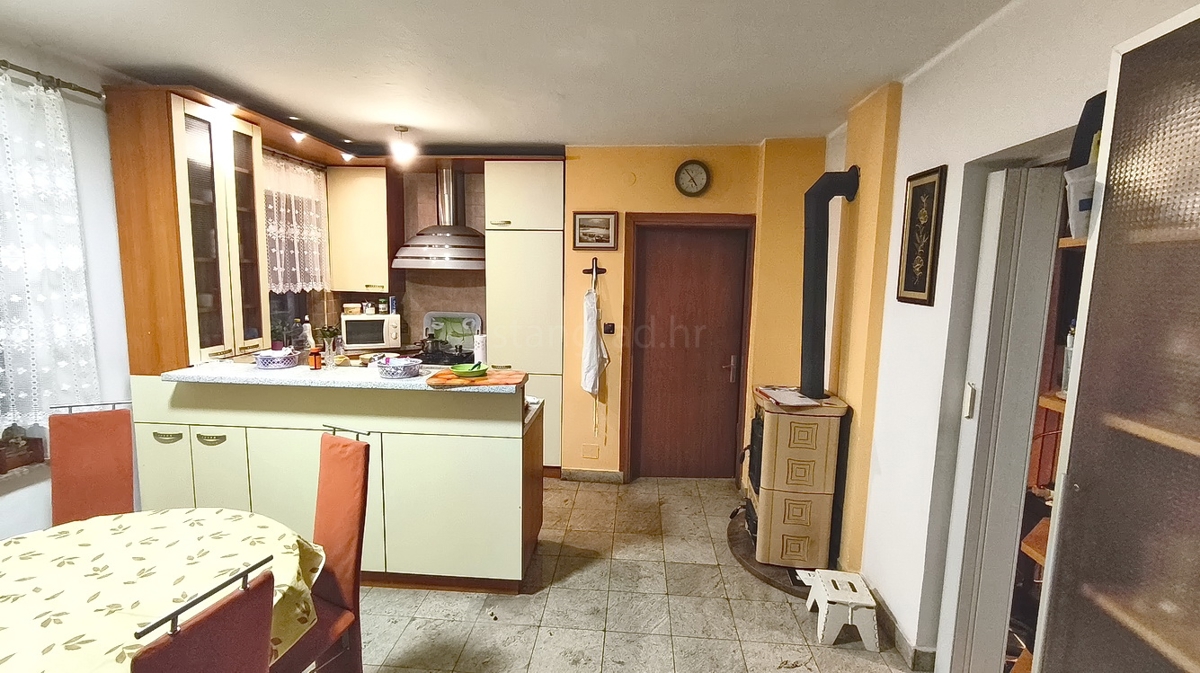 Crikvenica, trisobno stanovanje z dvema terasama in vrtom!