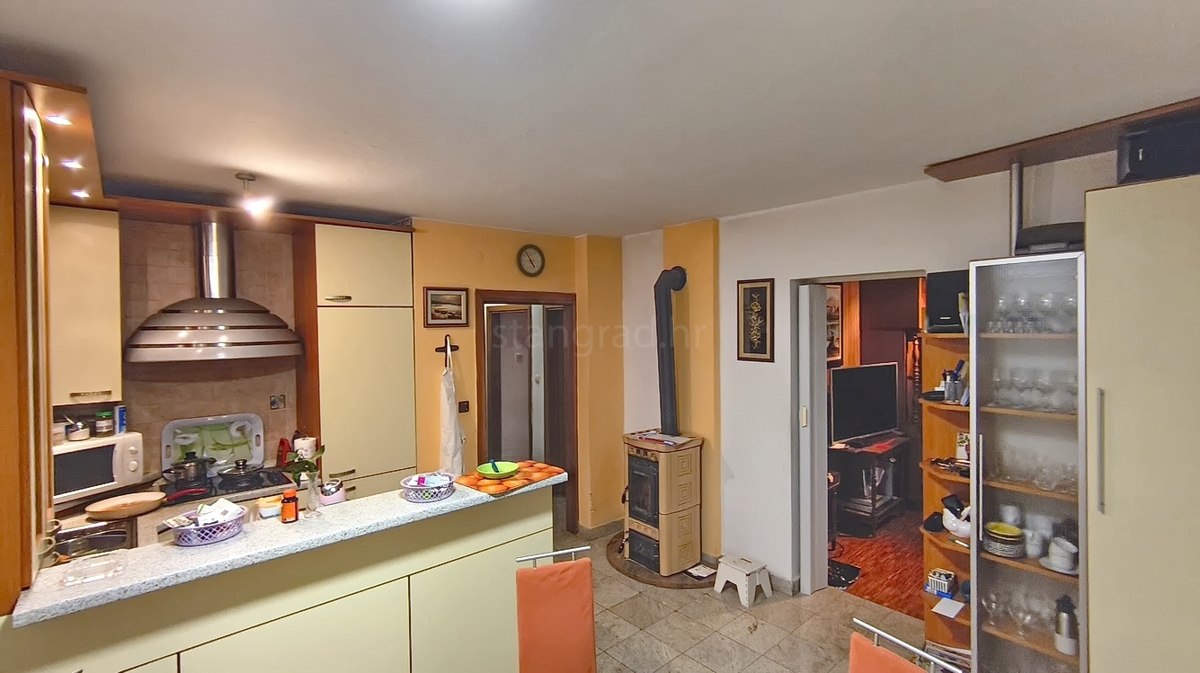 Crikvenica, trisobno stanovanje z dvema terasama in vrtom!