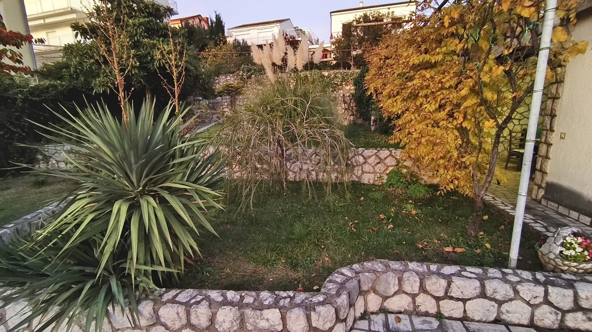 Crikvenica, trisobno stanovanje z dvema terasama in vrtom!