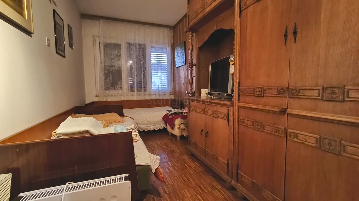 Crikvenica, trisobno stanovanje z dvema terasama in vrtom!