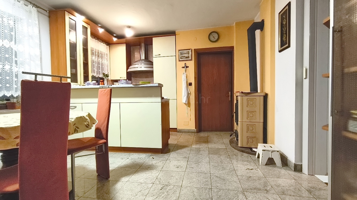 Crikvenica, trisobno stanovanje z dvema terasama in vrtom!