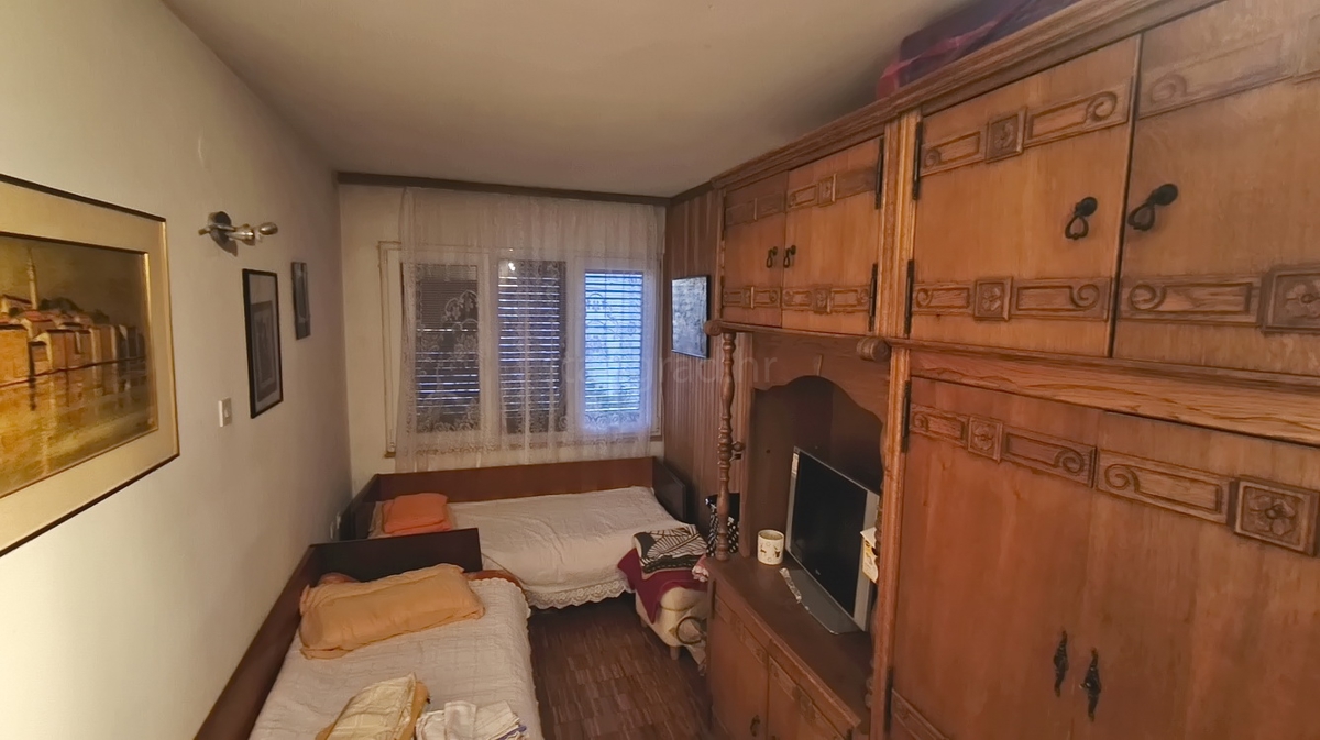 Crikvenica, trisobno stanovanje z dvema terasama in vrtom!