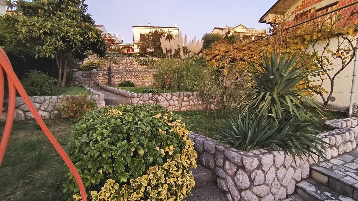 Crikvenica, trisobno stanovanje z dvema terasama in vrtom!