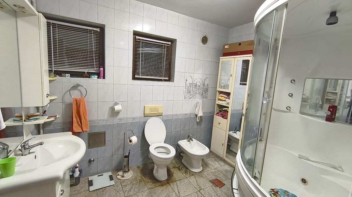 Crikvenica, trisobno stanovanje z dvema terasama in vrtom!