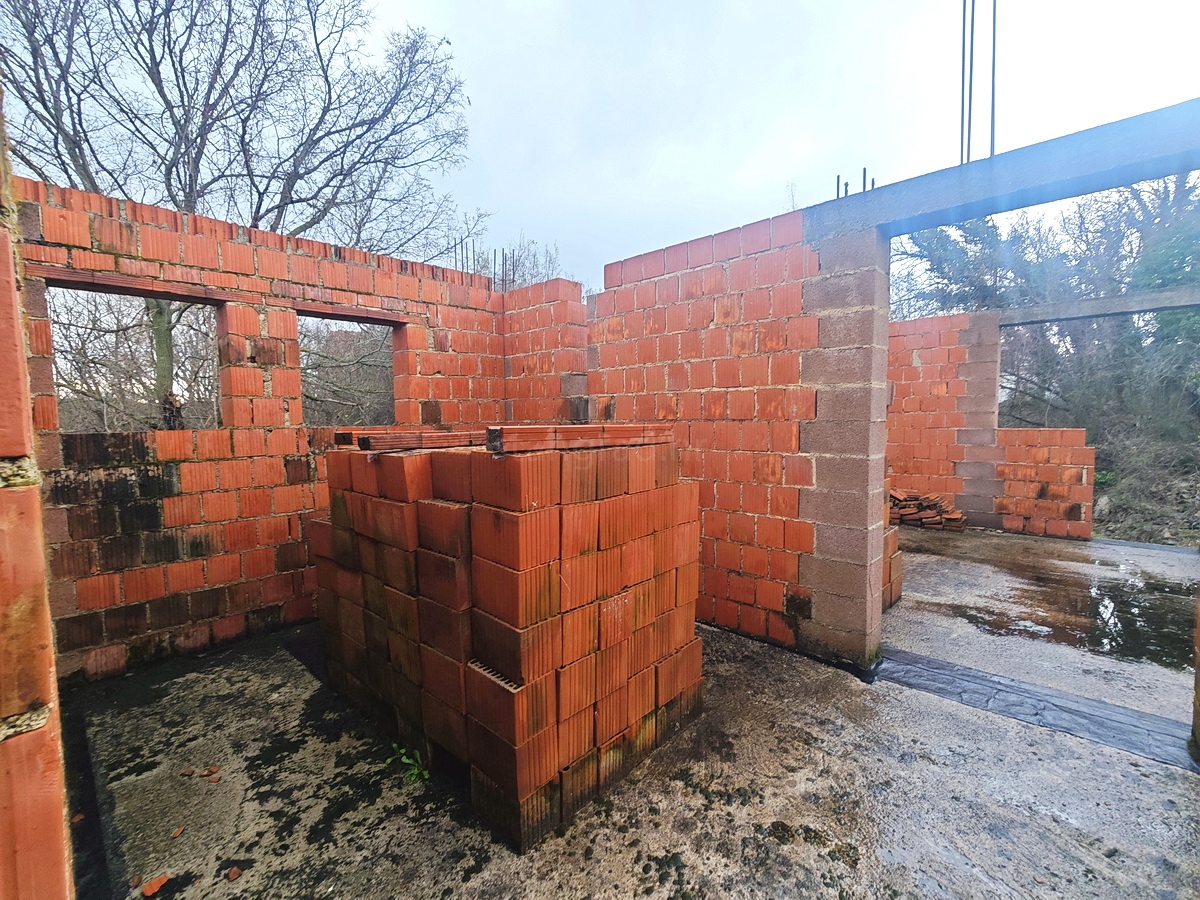 Dobrinj, zazidljivo zemljišče z začetkom gradnje!