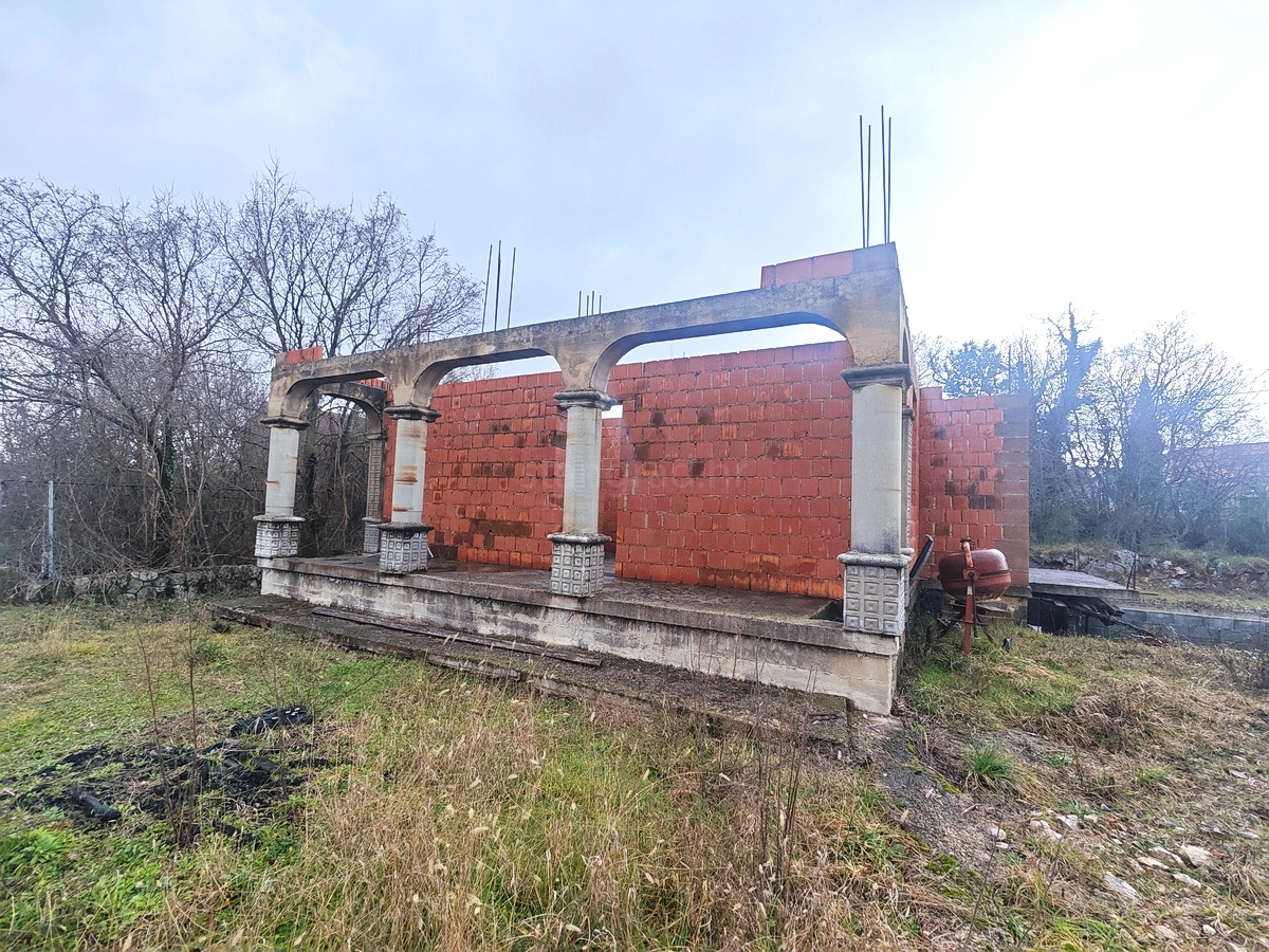 Dobrinj, zazidljivo zemljišče z začetkom gradnje!