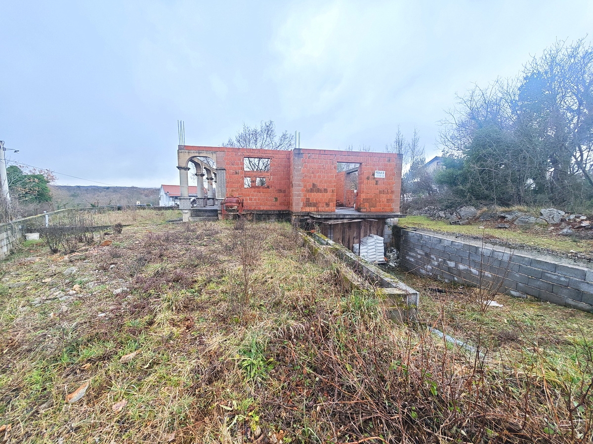 Dobrinj, zazidljivo zemljišče z začetkom gradnje!