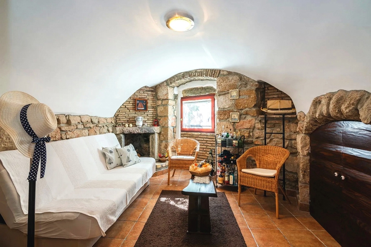 Baška, prenovljeno stanovanje v starem jedru, 50 m od morja!