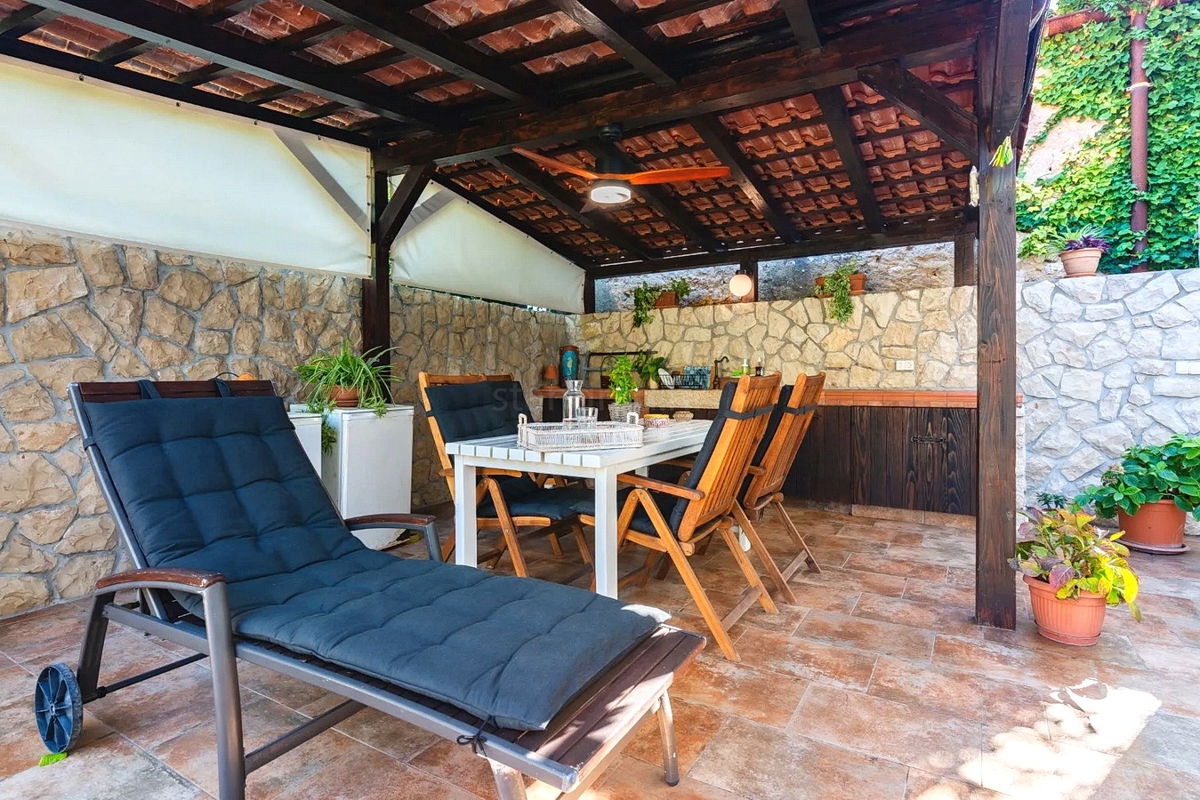 Baška, prenovljeno stanovanje v starem jedru, 50 m od morja!