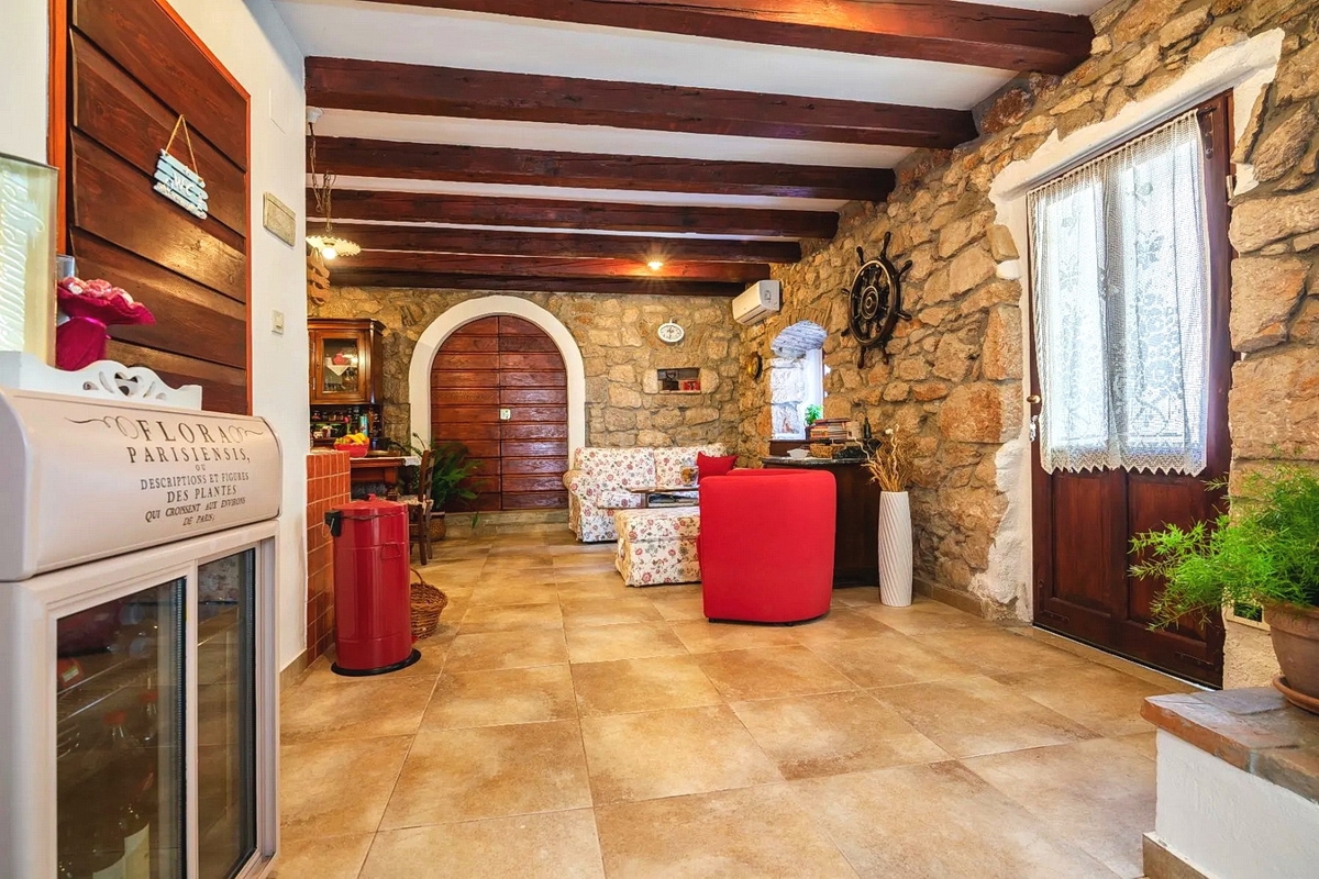 Baška, prenovljeno stanovanje v starem jedru, 50 m od morja!