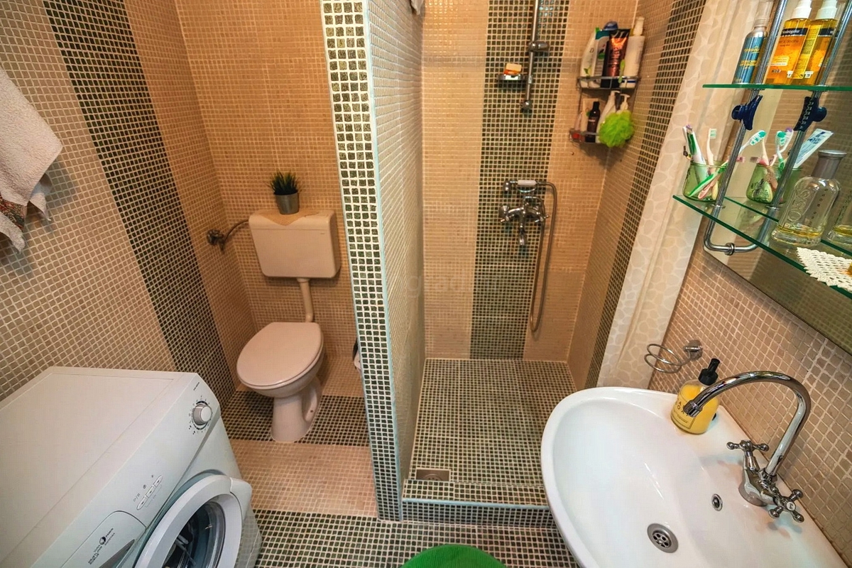 Baška, prenovljeno stanovanje v starem jedru, 50 m od morja!