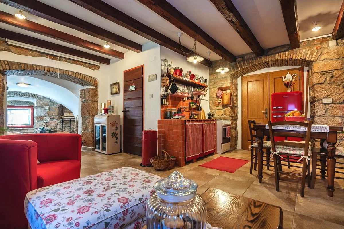 Baška, prenovljeno stanovanje v starem jedru, 50 m od morja!