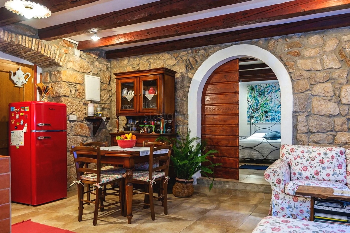 Baška, prenovljeno stanovanje v starem jedru, 50 m od morja!