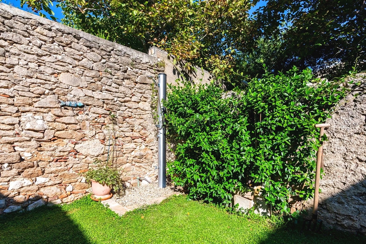 Baška, prenovljeno stanovanje v starem jedru, 50 m od morja!