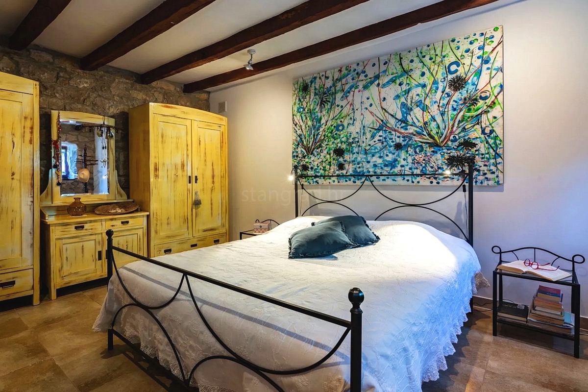 Baška, prenovljeno stanovanje v starem jedru, 50 m od morja!