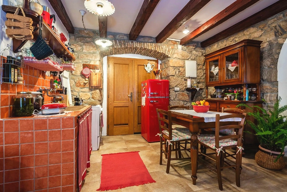 Baška, prenovljeno stanovanje v starem jedru, 50 m od morja!